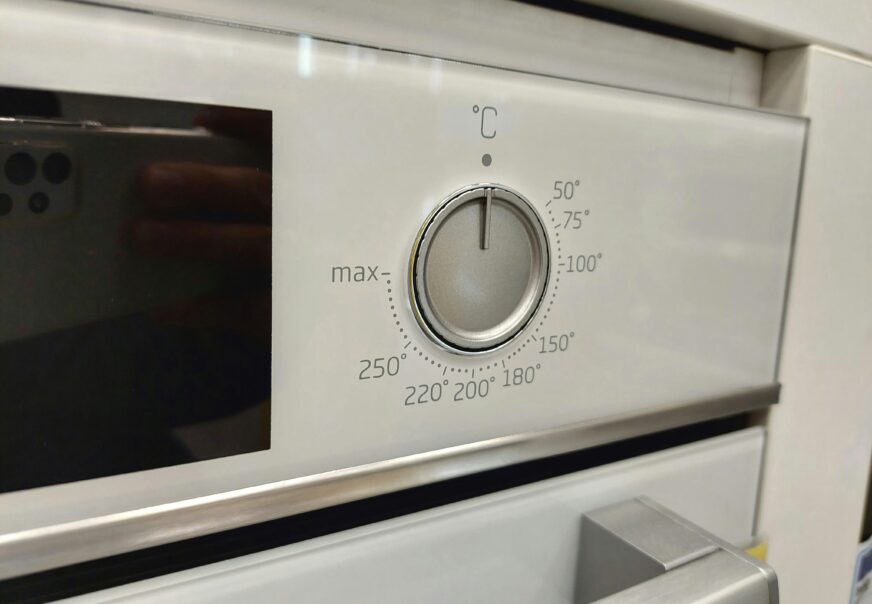 5 Easy Ways to Deep Clean Your Oven Without Chemicals (2025 Guide)