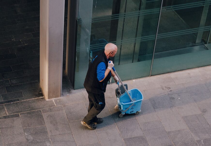 7 Key Differences Between Janitorial Services and Cleaning Services in Canada