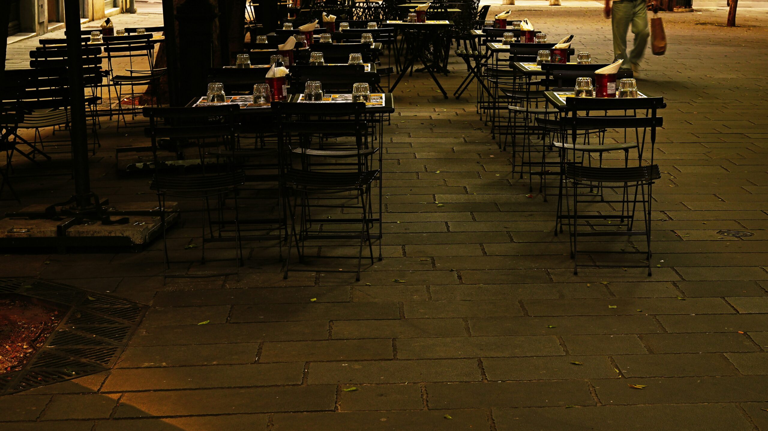 restaurant cleaning checklist: kitchen and dining area guide 6 Cleaning tables in a restaurant dining area