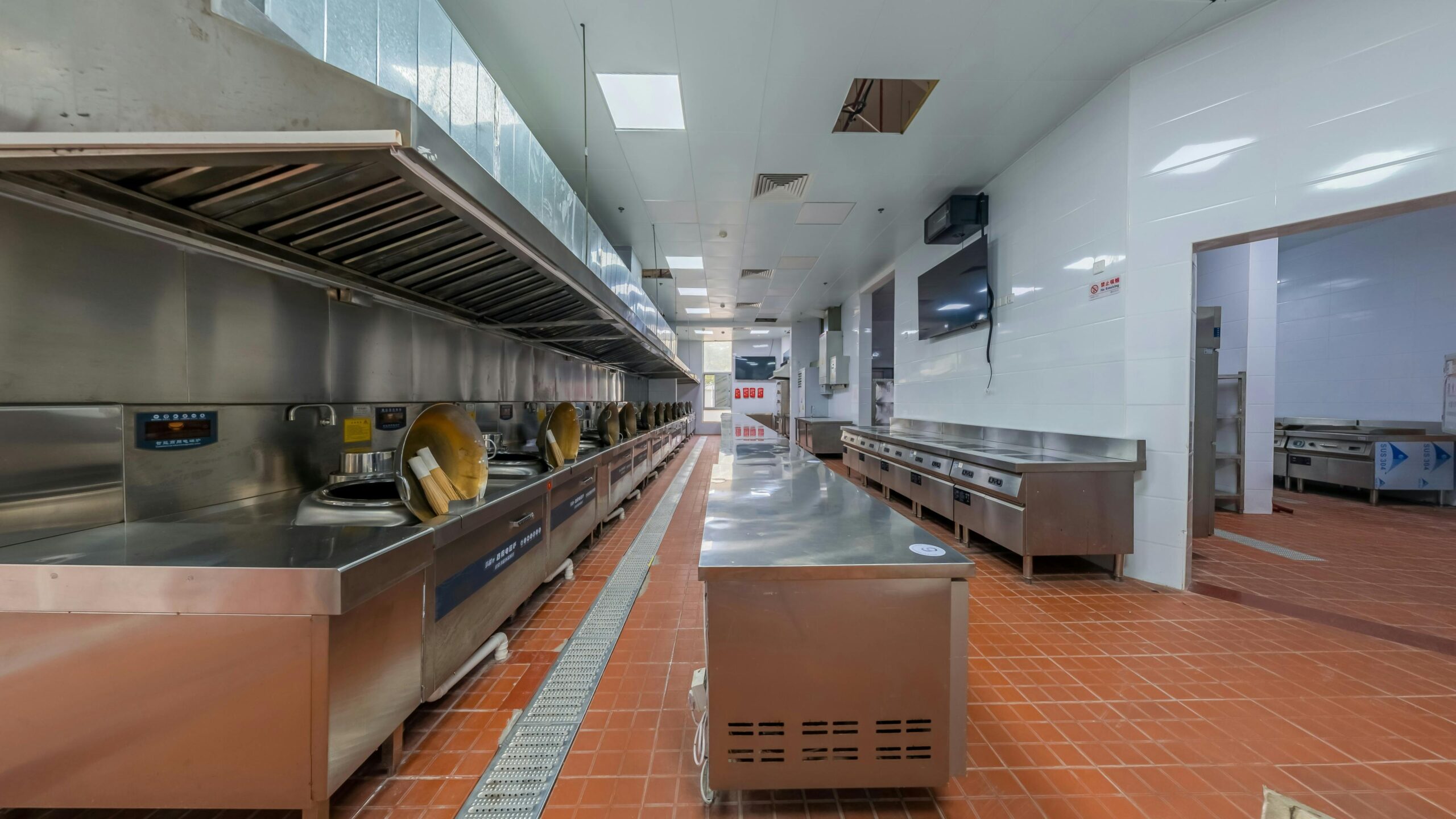 restaurant cleaning checklist: kitchen and dining area guide 7 Cleaning a commercial kitchen hood