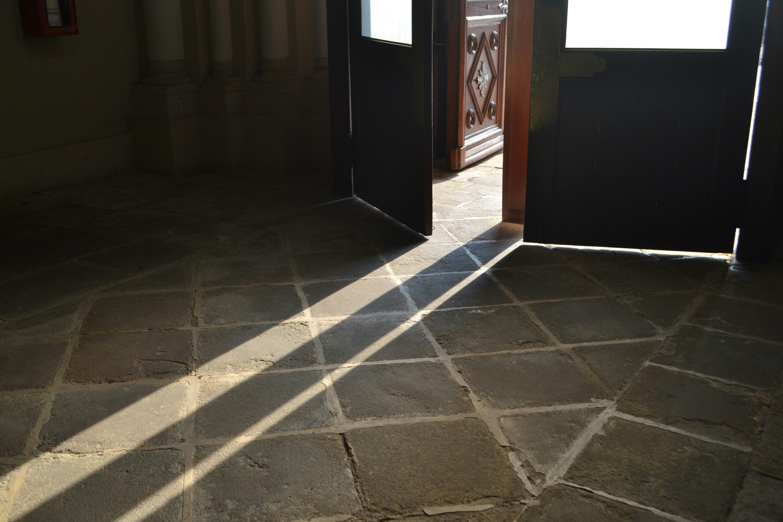 salt stain removal: 9 safe ways to clean entryway floors 13 Clean entryway floor with sunlight after salt stain removal