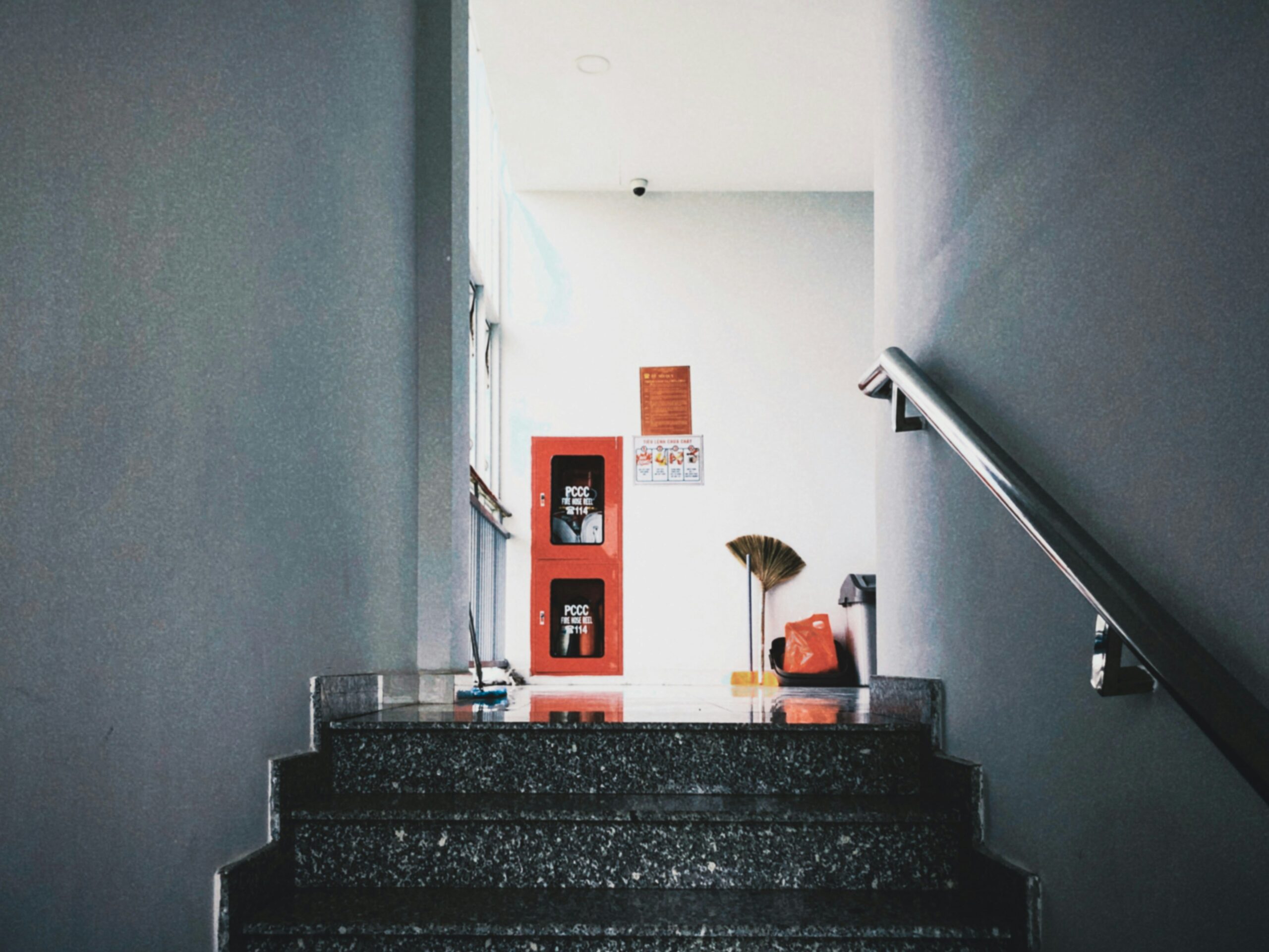 stairwell cleaning: 7 smart safety & hygiene guidelines 10 Stairwell cleaning with a mop in a multi-storey building