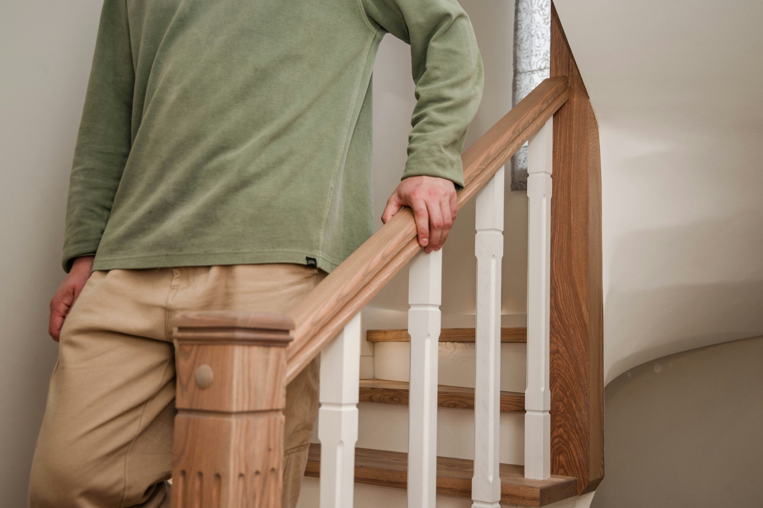 stairwell cleaning: 7 smart safety & hygiene guidelines 11 Disinfecting a stairwell handrail during stairwell cleaning